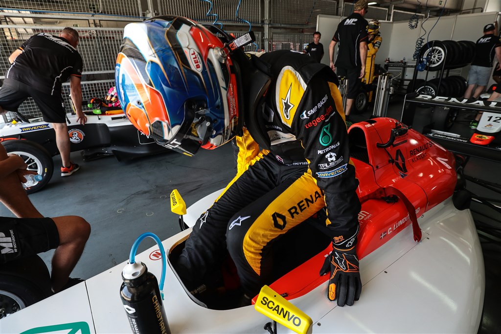 For første - og eneste gang - i år kørte bilerne i OK Mobil 1 Danish Supertourisme Turbo med lys på under et race.
(Foto: F4 Spain)
